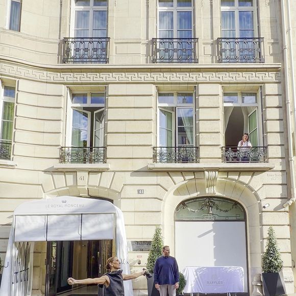 aux abords de son hôtel fétiche, le Royal Monceau

Céline Dion quitte le Royal Monceau entourée d’une foule de fans et s’offre un joli moment avec eux en dansant sur l’un de ses titres les plus emblématiques, "Pour que tu m’aimes encore", à Paris, France, le 1er septembre 2026. © Léa Vieillot/Bestimage