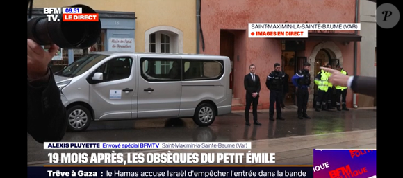 Le cercueil blanc d'Emile arrivant à la basilique Sainte-Marie-Madeleine de Saint-Maximin-la-Sainte-Baume le 8 février 2025. Il a ensuite été porté par ses parents Marie et Colomban Soleil , son parrain et sa marraine.