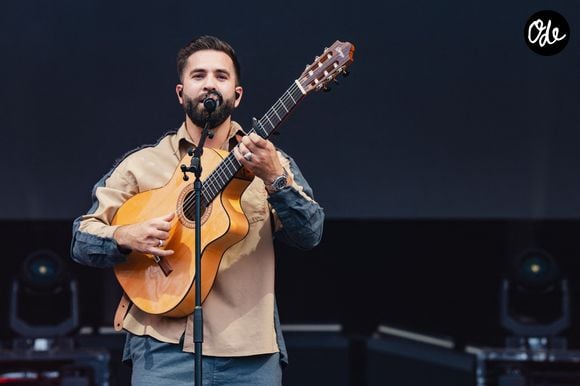 Une parenthèse bien méritée pour le chanteur qui a fêté ses 10 ans de carrière avec une tournée

Kendji Girac - Les artistes sur la scène du V and B Fest' à Château-Gontier sur Mayenne le 21 août 2025 

© Alexandre Fumeron / Afterdepth / Bestimage