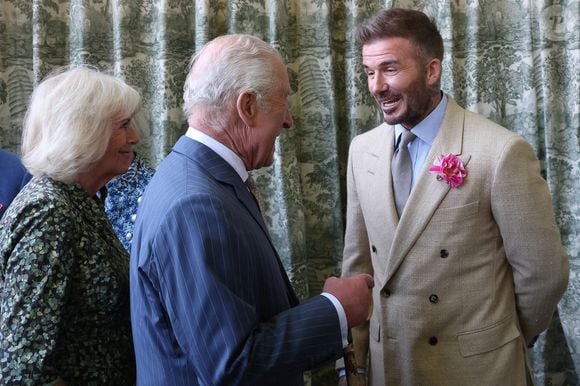 A savoir un énorme bouquet de roses envoyé par le roi Charles et la reine Camilla en personne, rien que ça ! 

Le roi Charles, la reine Camilla et David Beckham au Chelsea Flower Show au Royal Hospital Chelsea à Londres le 19 mai 2025 

Picture by Toby Melville/WPA-Pool