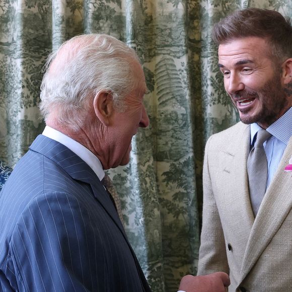 A savoir un énorme bouquet de roses envoyé par le roi Charles et la reine Camilla en personne, rien que ça ! 

Le roi Charles, la reine Camilla et David Beckham au Chelsea Flower Show au Royal Hospital Chelsea à Londres le 19 mai 2025 

Picture by Toby Melville/WPA-Pool