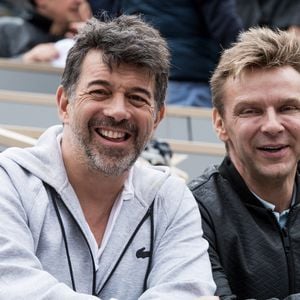 Depuis cette affaire, les responsables de Stéphane Plaza France et M6 ont annoncé en avril dernier aux franchisés des agences Stéphane Plaza qu’ils pouvaient, s’ils le souhaitaient, prendre un nouveau nom, "Sixième Avenue, l’immobilier par M6", pour ne plus être associés à l'animateur. 

Jeanfi Janssens et Stephane Plaza - Célébrités dans les tribunes des internationaux de France de tennis de Roland Garros à Paris, France, le 7 juin 2019. © Cyril Moreau/Bestimage 