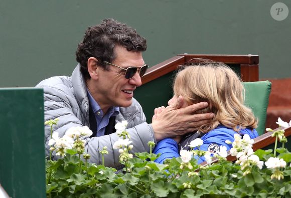Marc Lavoine et son fils Roman - People dans les tribunes des internationaux de France de tennis à Roland Garros le 1er juin 2016. © Dominique Jacovides / Bestimage