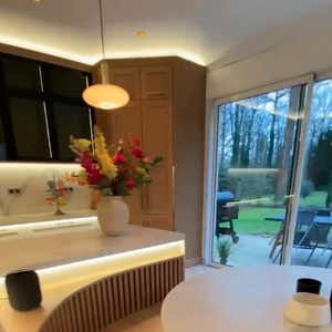 Sa cuisine est devenue une pièce à vivre chaleureuse et élégante.

La cuisine de Chris Marques