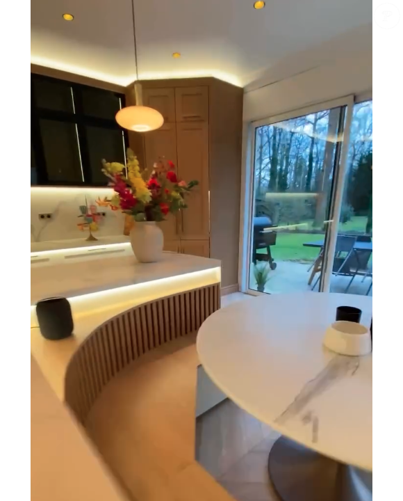 Sa cuisine est devenue une pièce à vivre chaleureuse et élégante.

La cuisine de Chris Marques