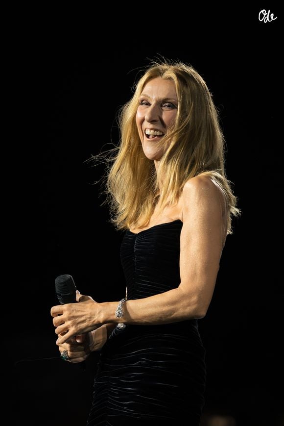 Céline Dion poursuit son grand retour avec une série de concerts à Paris.

Céline Dion au défilé L'Oréal Paris 2026 "Express Your Worth" en ouverture de la fashion week collection printemps / été 2027 à Paris (PFW) , le 28 septembre 2025. © Florian Lavielle / Bestimage