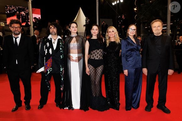 Thomas Verhaeghe, Bertrand Mandico, Noémie Merlant, Marion Cotillard, Isabella Ferrari, Ornella Muti, Franco Nero - Montée des marches du film " Roma elastica " lors du 79ème Festival International du Film de Cannes, le 20 mai 2026. © Jacovides-Moreau / Bestimage