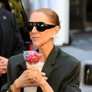 Celine Dion salue ses fans à la sortie de l'hôtel Royal Monceau avant de se diriger vers la salle Plenitude Arena où elle débutera sa série de concert parisien le 12 septembre 2026.