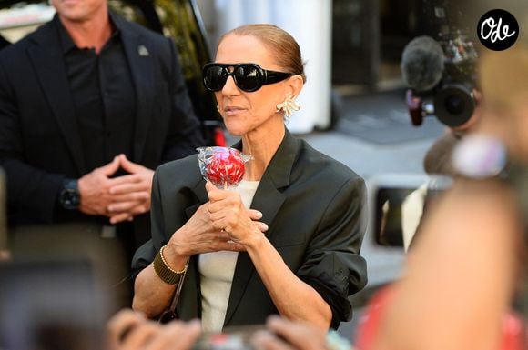 Celine Dion salue ses fans à la sortie de l'hôtel Royal Monceau avant de se diriger vers la salle Plenitude Arena où elle débutera sa série de concert parisien le 12 septembre 2026.