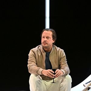 Certes, le comédien ne renie en rien sa filiation avec Michel Sardou

Exclusif - Davy Sardou durant la 3eme soirée de la 1ere édition du festival Les Théâtrales d’Eze en plein air à l'oppidum du Col d'Eze avec la pièce "Au Scalpel", le 7 août 2023© Bruno Bebert /