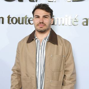 Le célèbre joueur de rugby a récemment remporté le tournoi des Six nations 2026 avec l'équipe de France

Antoine Dupont et l'ex Miss France Iris Mittenaere au photocall du Grand Dîner en toute intimité avec Dadju sur la plage de l'hôtel Carlton en marge du 78ème Festival International du Film de Cannes, France, le 17 mai 2025. © Lionel Urman/Bestimage