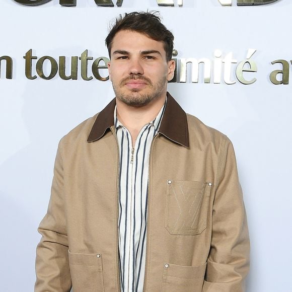 Le célèbre joueur de rugby a récemment remporté le tournoi des Six nations 2026 avec l'équipe de France

Antoine Dupont et l'ex Miss France Iris Mittenaere au photocall du Grand Dîner en toute intimité avec Dadju sur la plage de l'hôtel Carlton en marge du 78ème Festival International du Film de Cannes, France, le 17 mai 2025. © Lionel Urman/Bestimage