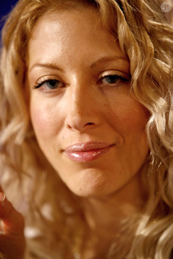 à la suite de sa prise de parole dans laquelle il expliquait les raisons de son absence aux funérailles de Loana.

La star de téléréalité Loana assiste à l'enregistrement d'une émission de radio à La Plaine Saint Denis près de Paris, France, le 7 janvier 2008. Photo by Greg Soussan/ABACAPRESS.COM
