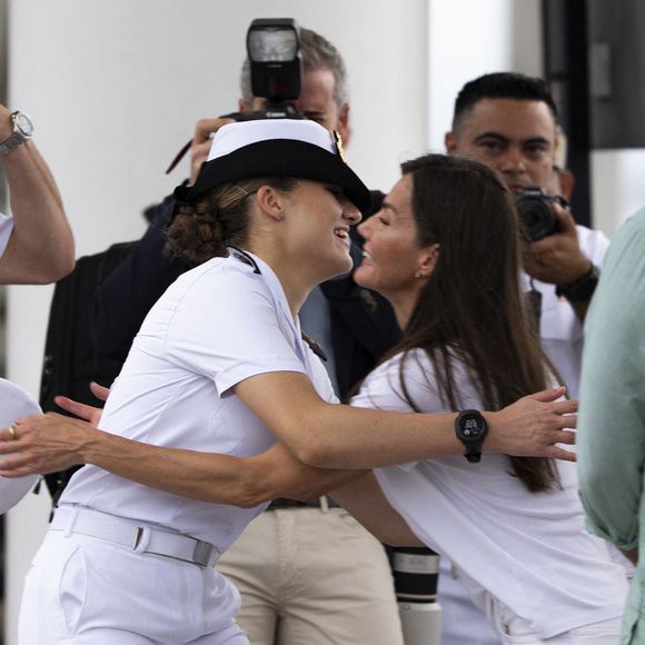 La princesse Leonor aperçoit sa mère. Sans retenue, elle se met à courir et se jette dans ses bras...

La princesse Leonor salue sa mère, la reine Letizia d'Espagne, à bord du navire Elcano lors de son passage au Panama, le 3 mai 2025. Photo d'Alexis Quiroz/GTres/ABACAPRESS.COM