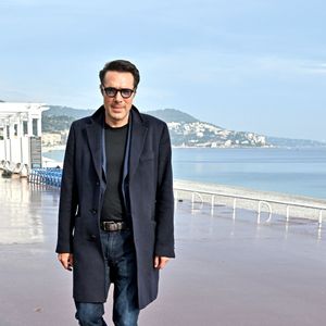 "Je ne m'en sers pas comme d'un bouclier. Je ne dis pas : 'J'ai souffert, donc je suis excusé'. Je dis : 'J'ai souffert, donc je comprends un peu mieux certaines de mes failles'", a-t-il conclu sur ce sujet douloureux.  

Nicolas Bedos lors d'un photocall en extérieur du film "Mascarade" lors de la 4ème édition du festival Cinéroman à Nice le 8 octobre 2022.

© Bruno Bebert / Bestimage