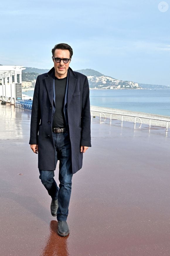 "Je ne m'en sers pas comme d'un bouclier. Je ne dis pas : 'J'ai souffert, donc je suis excusé'. Je dis : 'J'ai souffert, donc je comprends un peu mieux certaines de mes failles'", a-t-il conclu sur ce sujet douloureux.  

Nicolas Bedos lors d'un photocall en extérieur du film "Mascarade" lors de la 4ème édition du festival Cinéroman à Nice le 8 octobre 2022.

© Bruno Bebert / Bestimage