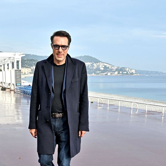 "Je ne m'en sers pas comme d'un bouclier. Je ne dis pas : 'J'ai souffert, donc je suis excusé'. Je dis : 'J'ai souffert, donc je comprends un peu mieux certaines de mes failles'", a-t-il conclu sur ce sujet douloureux.  

Nicolas Bedos lors d'un photocall en extérieur du film "Mascarade" lors de la 4ème édition du festival Cinéroman à Nice le 8 octobre 2022.

© Bruno Bebert / Bestimage