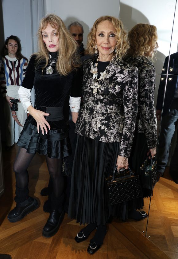 Exclusif - Arielle Dombasle et Marisa Berenson - Vernissage de l'exposition "Liaisons dangereuses & Métamorphoses" du créateur Elie Top à l'occasion de ses 10 ans de création chez Christie's à Paris le 27 janvier 2025. © Denis Guignebourg/BestImage