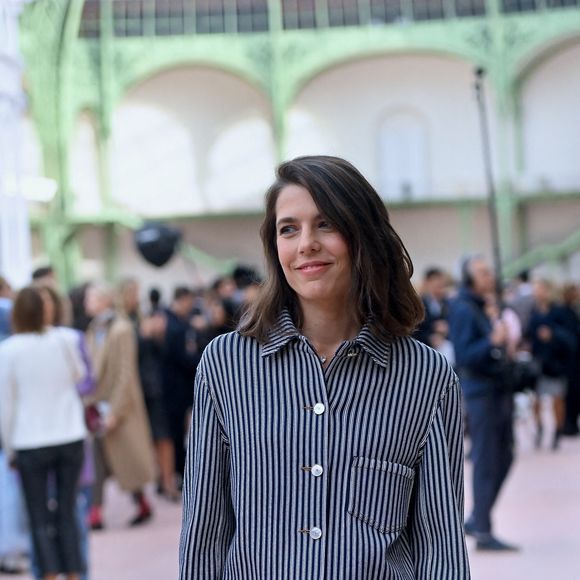 Si certaines rumeurs lui prêtent une relation avec Charlotte Casiraghi, l'écrivain a accepté de se confier sur sa rupture avec la mère de son fils 
Charlotte Casiraghi au défilé Chanel RTW Printemps 2025 dans le cadre de la Semaine de la mode du prêt-à-porter de Paris qui s'est tenue au Grand Palais le 1er octobre 2024 à Paris, France. Photo by Franck Castel/ABACAPRESS.COM