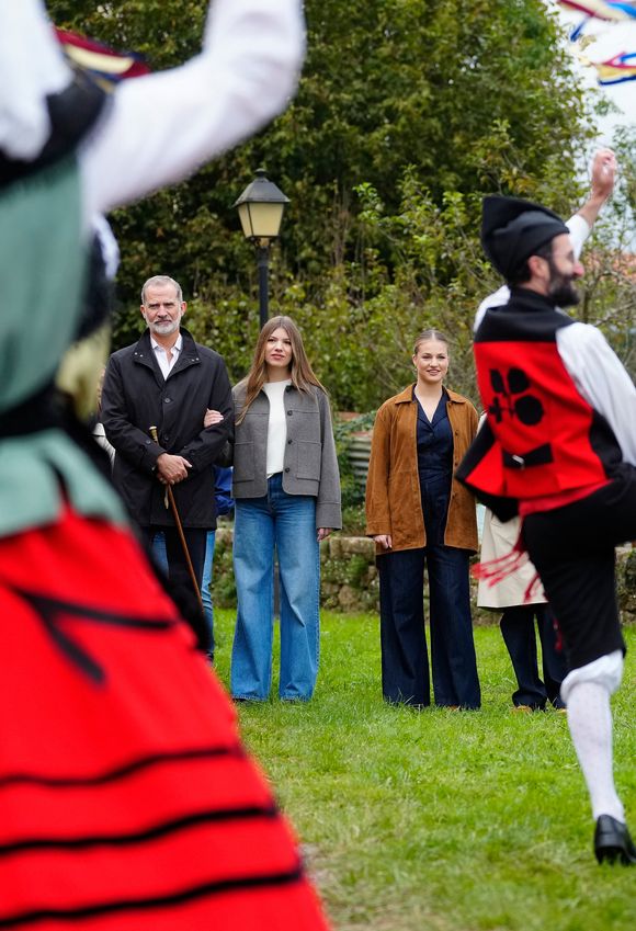 Le roi Felipe VI et la reine Letizia d'Espagne, La princesse Leonor, L'infante Sofia d'Espagne visitent Valdesoto, récompensé du Prix de la Ville Exemplaire des Asturies 2025, le 25 octobre 2025.

Photo : LALO YASKY / BESTIMAGE