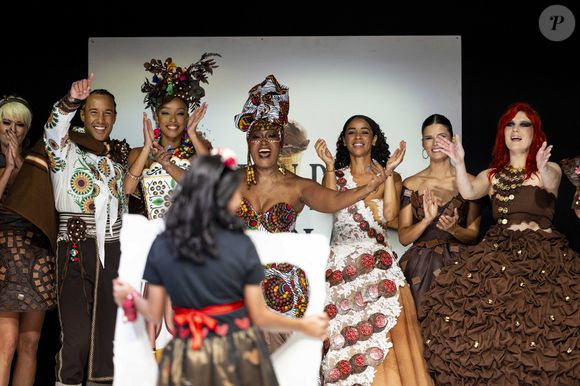 Katrina Patchett, Laurent Maistret,Ophély Mézino, Nadège Beausson-Diagne, Aurélie Konaté, Flavie Péan, Adeline Toniutti - Défilé d'ouverture du salon du chocolat 2023 à Paris porte de Versailles en faveur de l’association Mécénat Chirurgie Cardiaque le 27 octobre 2023. © Perusseau / Veeren / Bestimage