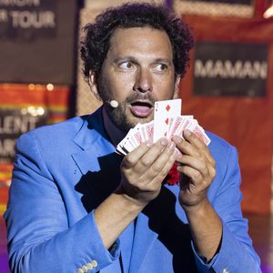 "C'est fou, je ne connaissais ni Éric ni sa carrière avant notre rencontre sur le plateau météo (je devais vivre dans une grotte) et c'est toujours une découverte et un émerveillement pour moi de le voir sur scène en tant que magicien", a-t-elle écrit en légende d'un cliché dévoilant la loge de l'animateur des "Traîtres".

Exclusif - Eric Antoine est sur la scène du théâtre de Verdure au festival de Ramatuelle le 8 août 2022. © Cyril Bruneau / Festival de Ramatuelle / Bestimage