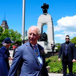 27 mai 2025, Ottawa (Ontario), Canada : Le roi Charles III d'Angleterre s'en va après avoir déposé une couronne à la Tombe du Soldat inconnu, au Monument commémoratif de guerre du Canada, à Ottawa, lors d'une visite royale, le mardi 27 mai 2025. (Image de crédit : © Justin Tang/La Presse canadienne via ZUMA Press)