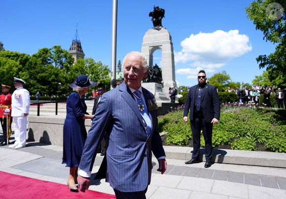 27 mai 2025, Ottawa (Ontario), Canada : Le roi Charles III d'Angleterre s'en va après avoir déposé une couronne à la Tombe du Soldat inconnu, au Monument commémoratif de guerre du Canada, à Ottawa, lors d'une visite royale, le mardi 27 mai 2025. (Image de crédit : © Justin Tang/La Presse canadienne via ZUMA Press)