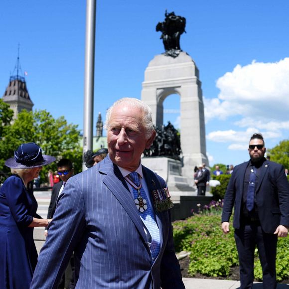 27 mai 2025, Ottawa (Ontario), Canada : Le roi Charles III d'Angleterre s'en va après avoir déposé une couronne à la Tombe du Soldat inconnu, au Monument commémoratif de guerre du Canada, à Ottawa, lors d'une visite royale, le mardi 27 mai 2025. (Image de crédit : © Justin Tang/La Presse canadienne via ZUMA Press)