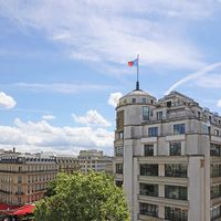 Visite de la maison de la famille Vuitton en banlieue parisienne, à Asnières : quand une malle de 1906 sert de table à thé