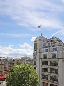 Visite de la maison de la famille Vuitton en banlieue parisienne, à Asnières : quand une malle de 1906 sert de table à thé