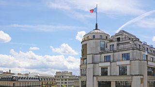Visite de la maison de la famille Vuitton en banlieue parisienne, à Asnières : quand une malle de 1906 sert de table à thé