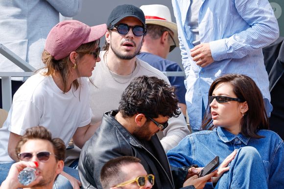 De son côté, François Civil est venu avec sa sœur, Marie

François Civil, sa soeur Marie, sa compagne Adèle Exarchopoulos et Sacha Abitbol en tribunes lors de la finale messieurs des Internationaux de France de Tennis de Roland Garros 2025 (jour 15), à Paris, France, le 8 juin 2025. © Cyril Moreau/Bestimage