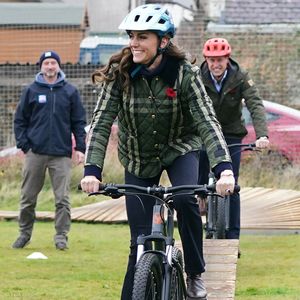 Le prince William, prince de Galles, et Catherine (Kate) Middleton, princesse de Galles, visitent Outfit Moray, une organisation caritative primée à Moray (Ecosse), le 2 novembre 2023.
