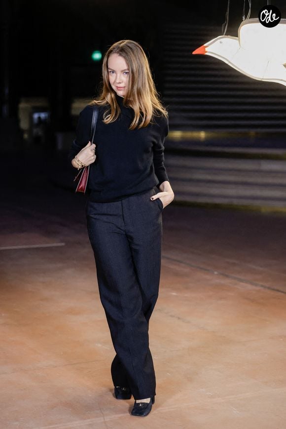 Alexandra était radieuse dans un pull noir à col montant et un pantalon anthracite, réveillés par quelques bracelets dorés et un sac porté à l’épaule.

La princesse Alexandra de Hanovre au photocall du défilé Chanel Collection Femme Prêt-à-Porter Printemps/Eté 2027 lors de la Fashion Week de Paris (PFW) au Grand Palais, à Paris, France, le 5 octobre 2026. © Olivier Borde/Bestimage