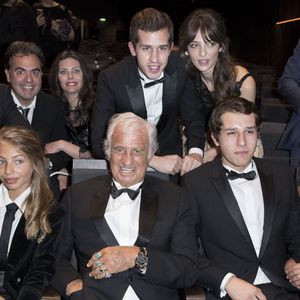 Paul Belmondo (Smoking Dior, chaussures Carvil), Victo Belmondo, Annabelle Belmondo, Stella Belmondo et son père Jean-Paul Belmondo (Smoking Dior, chaussures Carvil) , Giacomo Belmondo et Luana Belmondo - 42ème cérémonie des César à la salle Pleyel à Paris le 24 février 2017. © Olivier Borde / Dominique Jacovides / Bestimage