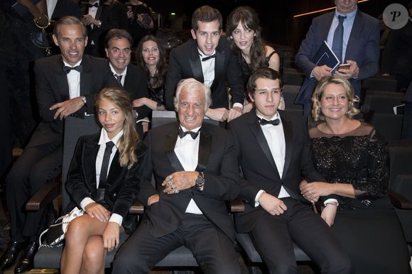 Paul Belmondo (Smoking Dior, chaussures Carvil), Victo Belmondo, Annabelle Belmondo, Stella Belmondo et son père Jean-Paul Belmondo (Smoking Dior, chaussures Carvil) , Giacomo Belmondo et Luana Belmondo - 42ème cérémonie des César à la salle Pleyel à Paris le 24 février 2017. © Olivier Borde / Dominique Jacovides / Bestimage