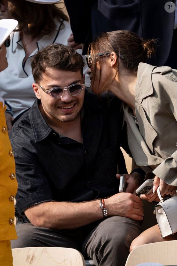 Antoine Dupont et sa compagne Iris Mittenaere en tribunes lors de la finale messieurs des Internationaux de France de Tennis de Roland Garros 2025 (jour 15), à Paris, France, le 8 juin 2025. © Cyril Moreau/Bestimage