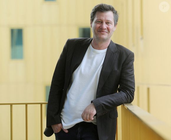 Jonathan Dassin ne s'en plaint pas, lui qui fait revivre les chansons de son père auprès de ses fans toujours présents, 45 ans après sa mort.

Exclusif - Rendez-vous avec Jonathan Dassin (fils de Joe Dassin) à Nice le 13 mai 2025. © François Vignola/Nice-Matin/Bestimage