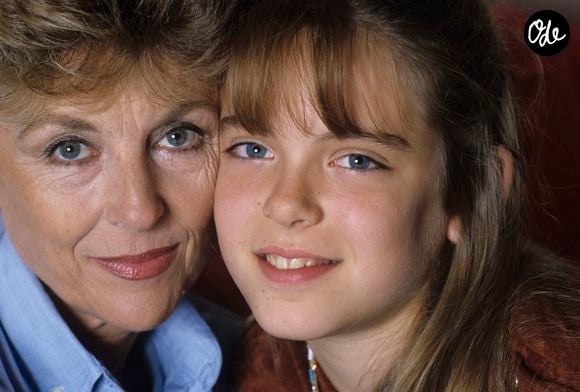 Si le grand public se souvient de Nicole Courcel comme d'une grande figure du cinéma, Julie Andrieu, elle, se souvient donc surtout d'une mère célibataire courageuse et en avance sur son temps. Dans son message, elle retrace le parcours exceptionnel de cette femme qui s'est assumée seule dès l'âge de 17 ans dans la France des années 50.

Archives - Nicole Courcel chez elle avec sa fille Julie Andrieu le 24 octobre 1984.