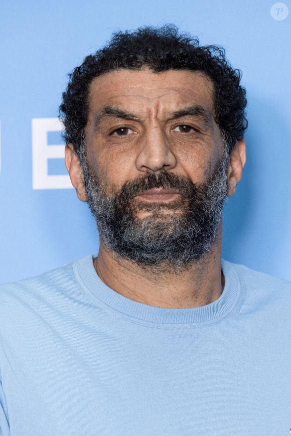 Le comédien a toutefois tenu à nuancer la gravité de ces gestes.

Ramzy Bedia assiste au photocall pour la première de Terminal Serie By Canal+ au Cinéma Max Linder. Photo by David Boyer/ABACAPRESS.COM