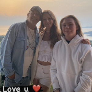 C'est à la suite d'une question du Coup par coup qui portait sur le champion du monde, Kylian Mbappé, que le compagnon de Nathalie Lecoultre a eu l'idée d'appeler son fils car il a un point commun avec l'attaquant du Real Madrid : avoir un bac STMG

Jean-Luc Reichmann célèbre son anniversaire bien entouré, de sa famille et ses collègues.