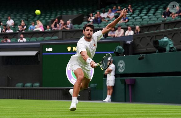 Carlos Alcaraz lors d'une séance d'entraînement au All England Lawn Tennis and Croquet Club à Wimbledon avant les championnats de Wimbledon qui débutent le 30 juin. Date de la photo : jeudi 26 juin 2025. ... Wimbledon 2025 - Avant-premières - Jeudi 26 juin ... 26-06-2025 ... Paris ... UK ... Le crédit photo doit être lu comme suit : Ben Whitley/PA Wire.