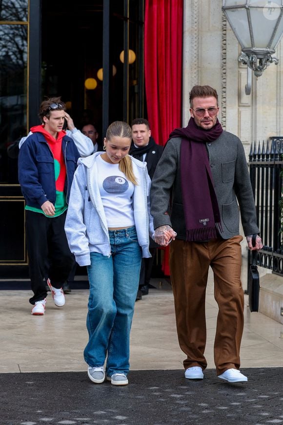 David, Harper et Cruz - La famille Beckham à la sortie de l'hôtel La Réserve lors de la mode femme automne / hiver 2024-2025 lors de la Fashion Week de Paris (PFW), à Paris, France, le 1 mars 2024.