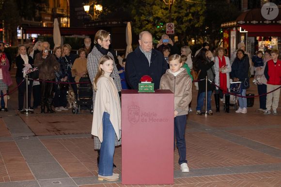Le prince Albert II de Monaco, La princesse Charlène de Monaco, Le prince Jacques de Monaco, marquis des Baux, La princesse Gabriella de Monaco, comtesse de Carladès - La famille princière de Monaco lors du lancement des illuminations de Noël organisées par la municipalité de Monaco sur la Place d'Armes le 27 novembre 2025.
© Olivier Huitel / Pool / Bestimage