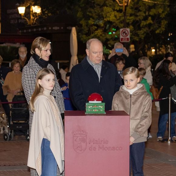 Le prince Albert II de Monaco, La princesse Charlène de Monaco, Le prince Jacques de Monaco, marquis des Baux, La princesse Gabriella de Monaco, comtesse de Carladès - La famille princière de Monaco lors du lancement des illuminations de Noël organisées par la municipalité de Monaco sur la Place d'Armes le 27 novembre 2025.
© Olivier Huitel / Pool / Bestimage