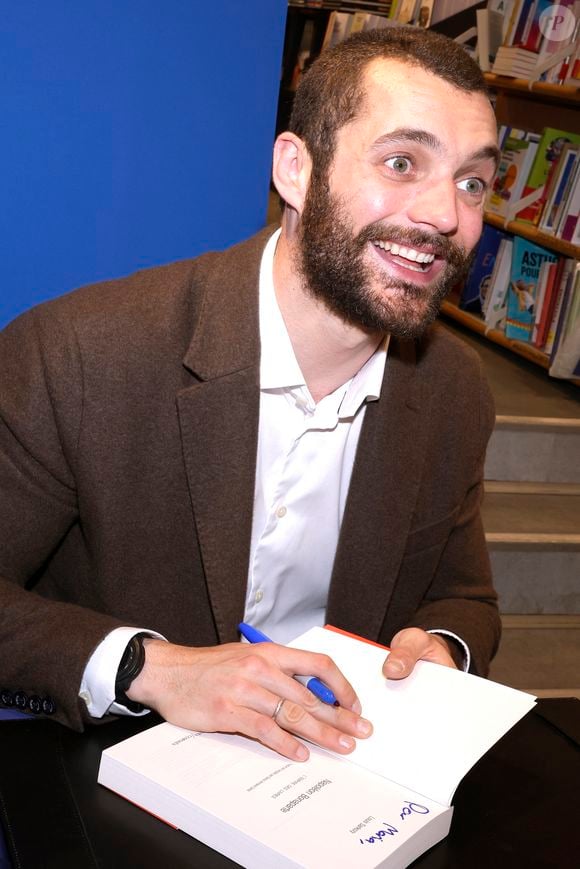 Et il n'a pas tari d'éloges sur la jeune femme qu'elle était en train de devenir 

Exclusif - Louis Sarkozy en séances de dédicaces pour son livre "Napoléon Bonaparte - L'empire des livres" (Éditions Passés composés) à la librairie Lamartine à Paris. Sa femme Natali Husic (enceinte) et son père, Nicolas Sarkozy, étaient présents à ses côtés. Plusieurs hautes personnalités sont également venues à l'instar de Michel Barnier, Benjamin Haddad (Ministre délégué auprès du ministre de l’Europe et des Affaires étrangères, chargé de l'Europe) ou Eliot Deval (journaliste CNEWS). Paris, le 21 mai 2025.
© Cédric Perrin/Bestimage