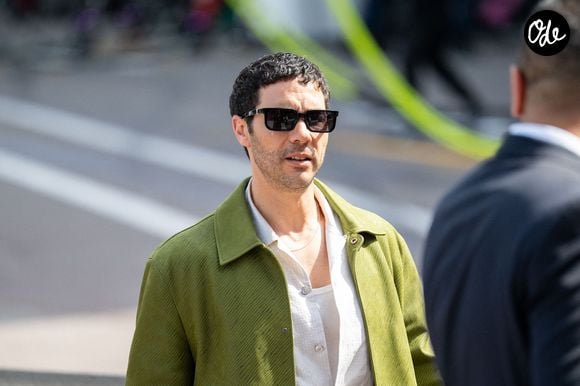 En effet, il campe le rôle d'un tireur d'élite musclé alors que quelques mois auparavant il avait perdu 20 kilos pour jouer un toxicomane.

L'acteur français Tahar Rahim dans le paddock avant le Grand Prix de Formule 1 de Monaco, sur le circuit urbain de Monaco, le 7 juin 2026. 

Photo d'Alexis Jumeau/ABACAPRESS.COM