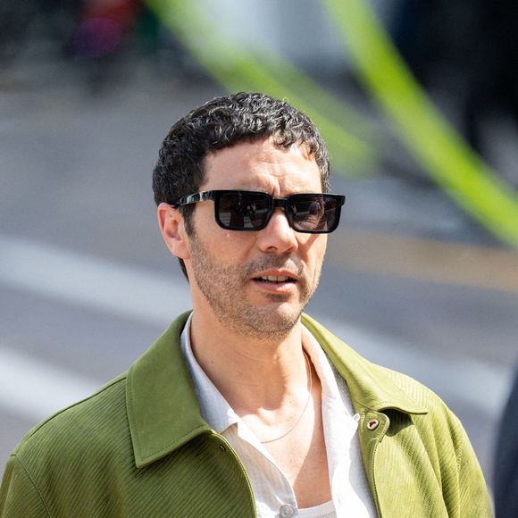 En effet, il campe le rôle d'un tireur d'élite musclé alors que quelques mois auparavant il avait perdu 20 kilos pour jouer un toxicomane.

L'acteur français Tahar Rahim dans le paddock avant le Grand Prix de Formule 1 de Monaco, sur le circuit urbain de Monaco, le 7 juin 2026. 

Photo d'Alexis Jumeau/ABACAPRESS.COM