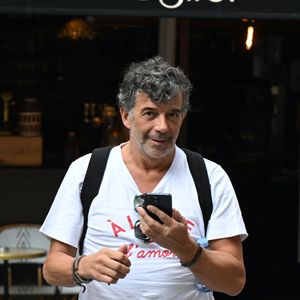 "Il y a plein d'autres personnes qui sont capables de présenter une émission sur l'immobilier... J'ai bon espoir qu'on y arrive.", a-t-il confié.

Exclusif - Stéphane Plaza lors de l'hommage à l’acteur Yannik Mazzilli (Scènes de ménages) au théâtre de la Renaissance à Paris, France, le 2 août 2024.